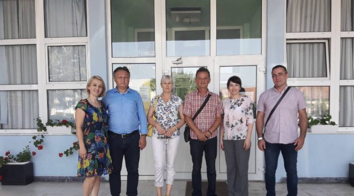 Секретаријат ближи школским клупама