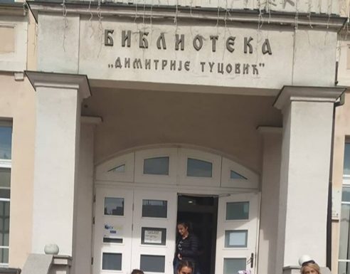 “И смеха, смеха деци”