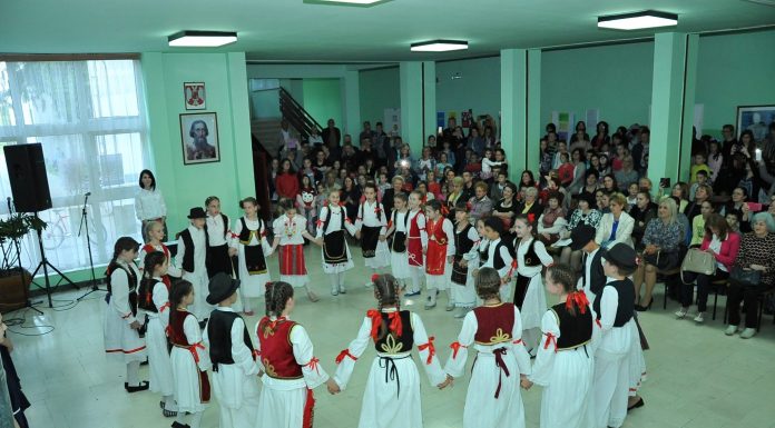 Док је нама нас